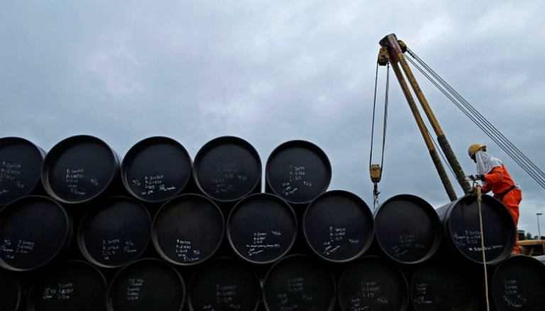 النفط يرتفع لكن اهتمام المستثمرين ينصب على مخاطر عالمية