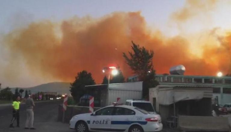 سحب الدخان تغطي سماء مدينة كوتاهية التركية