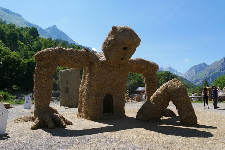 عمل فني معروض ضمن مسابقة القش والتبن