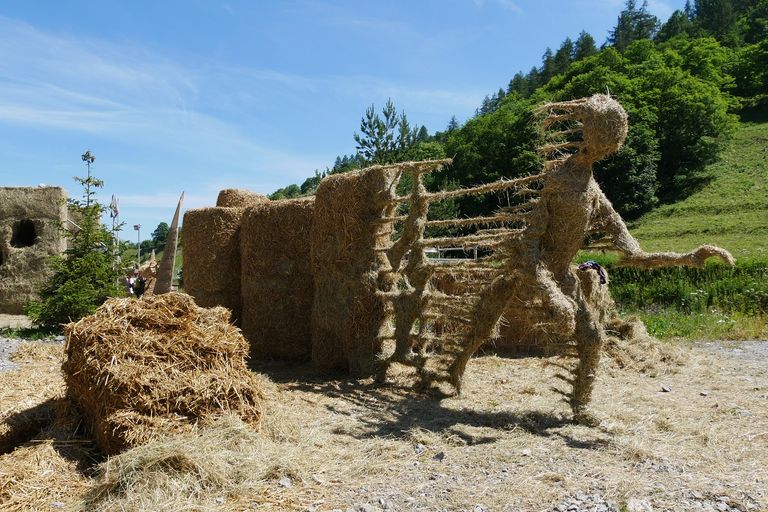 عمل فني معروض ضمن مسابقة القش والتبن