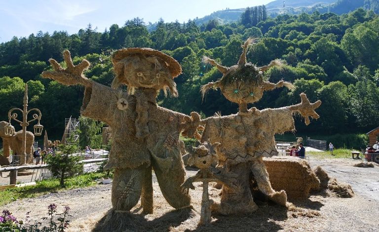 عمل فني معروض ضمن مسابقة القش والتبن