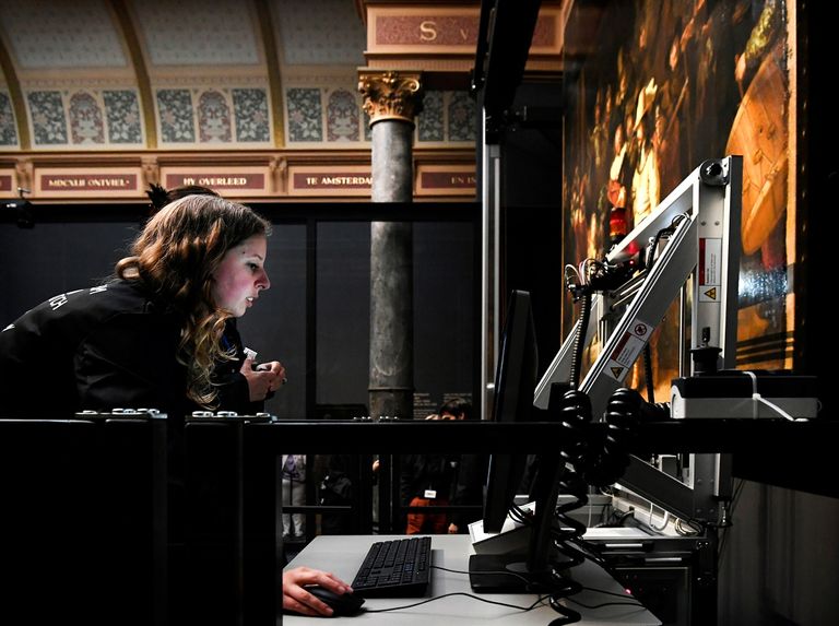 زوار متحف ريجكس الهولندي مع لوحة رامبرانت