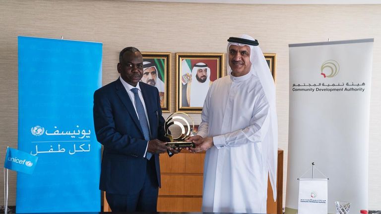 أحمد جلفار والطيب آدم أثناء توقيع مذكرة التفاهم