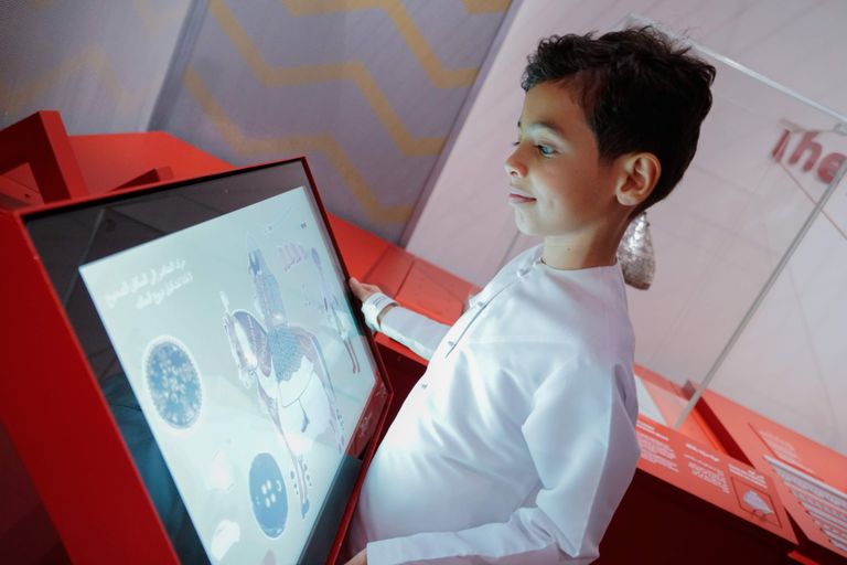 جانب من حفل إطلاق "مغامرة الأزياء" بمتحف الأطفال في "اللوفر أبوظبي"