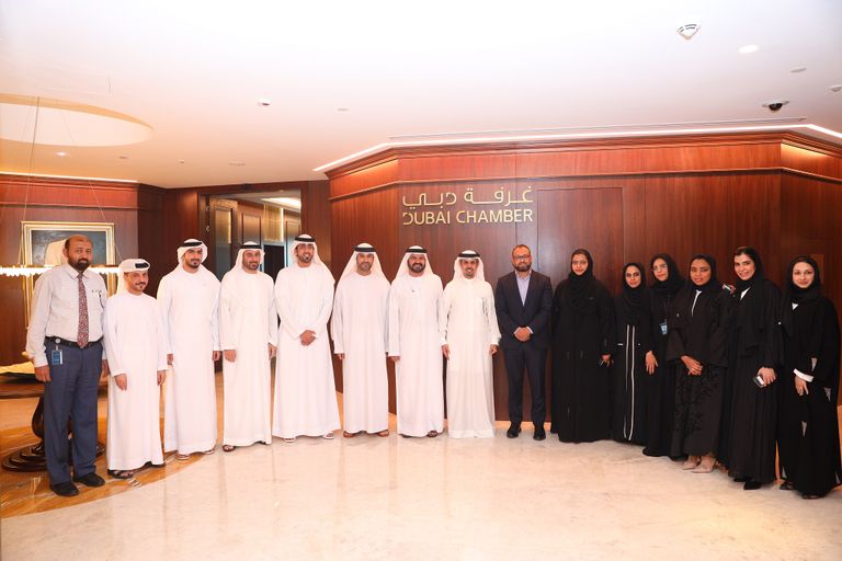 جانب من توقيع مذكرة التفاهم بين غرفة دبي وموانئ دبي العالمية