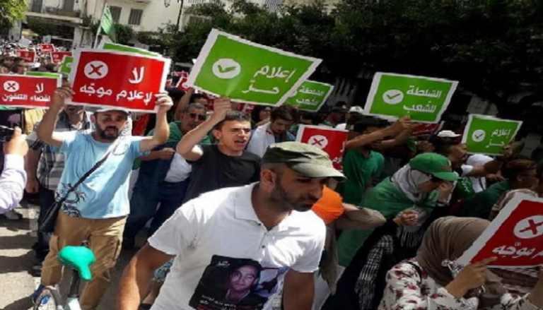 مئات الطلبة يتظاهرون بالجزائر رفضا للحوار مع رموز نظام بوتفليقة 