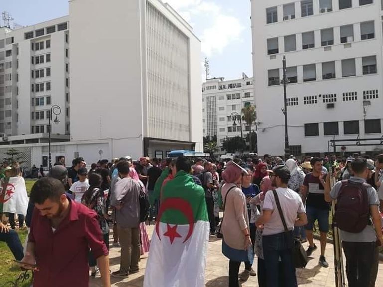 مئات الطلبة يتظاهرون بالجزائر رفضا للحوار مع رموز نظام بوتفليقة 