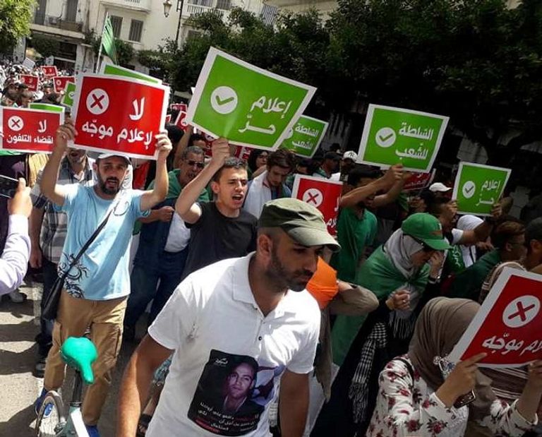مئات الطلبة يتظاهرون بالجزائر رفضا للحوار مع رموز نظام بوتفليقة 