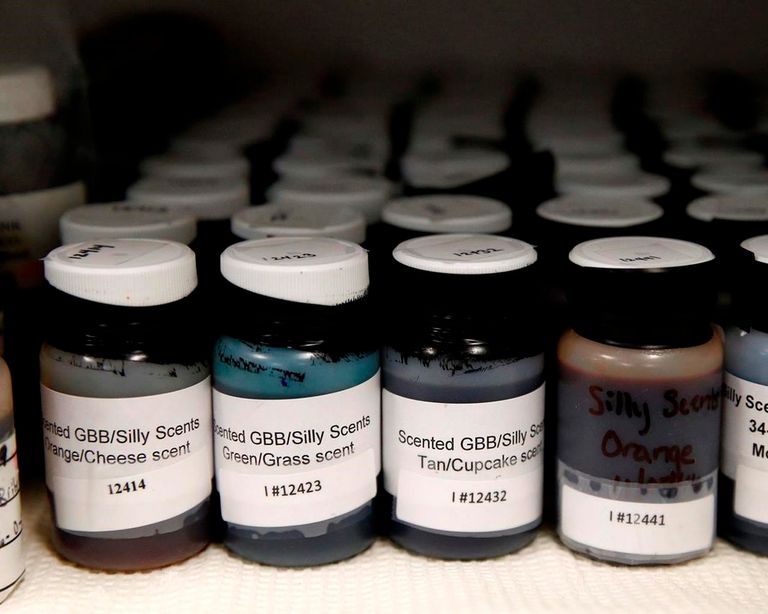 فني تحليل مستندات يجمع عينات من الحبر