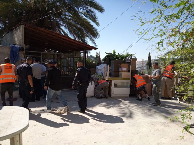 عائلة صيام أثناء إخلاء أثاث المنزل