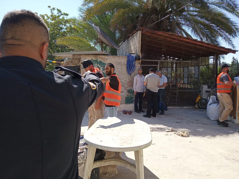 عائلة صيام أثناء إخلاء أثاث المنزل