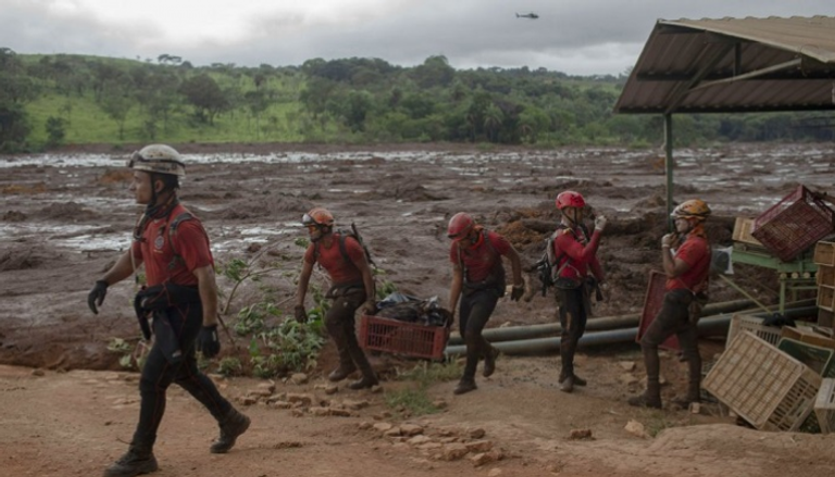 عمال الإنقاذ يبحثون عن ناجين في انهيار سد بالبرازيل - أرشيفية