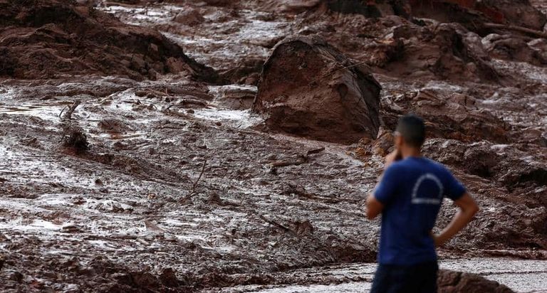 عمال الإنقاذ يبحثون عن ناجين في انهيار سد بالبرازيل - أرشيفية