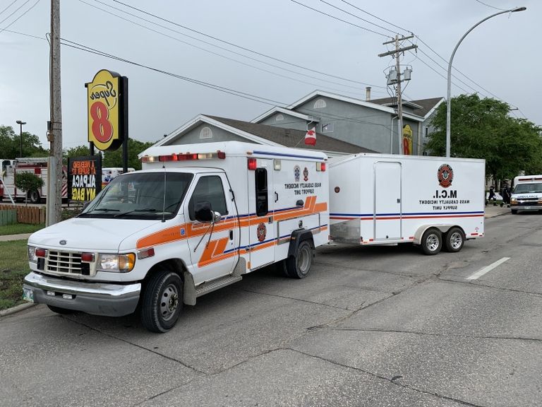 سيارات الإطفاء في محيط الفندق بمدينة وينيبيج الكندية