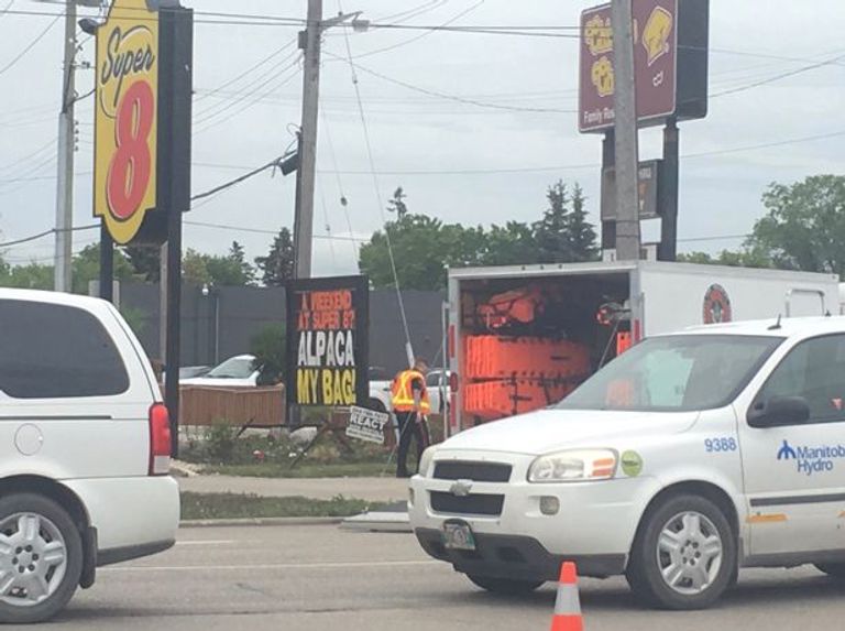 سيارات الإطفاء في محيط الفندق بمدينة وينيبيج الكندية