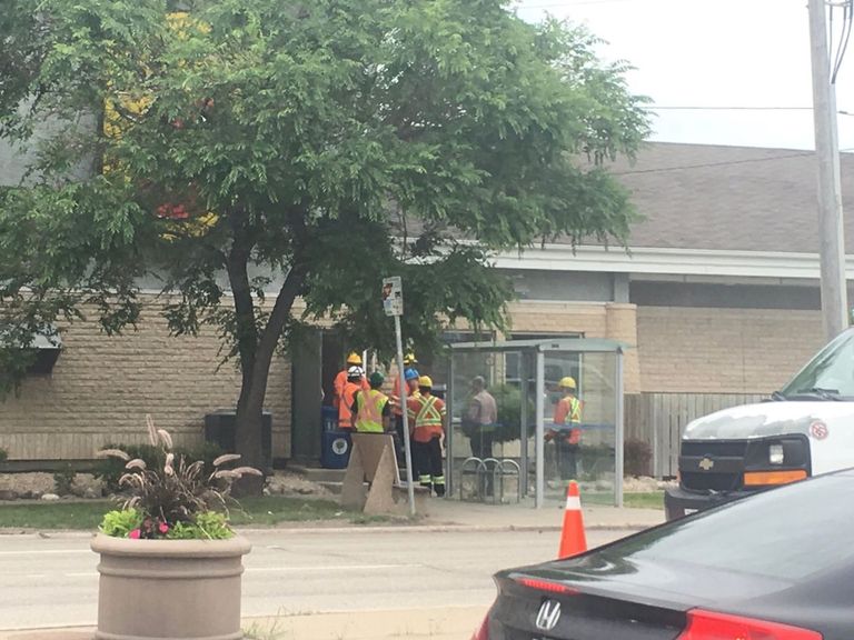 سيارات الإطفاء في محيط الفندق بمدينة وينيبيج الكندية