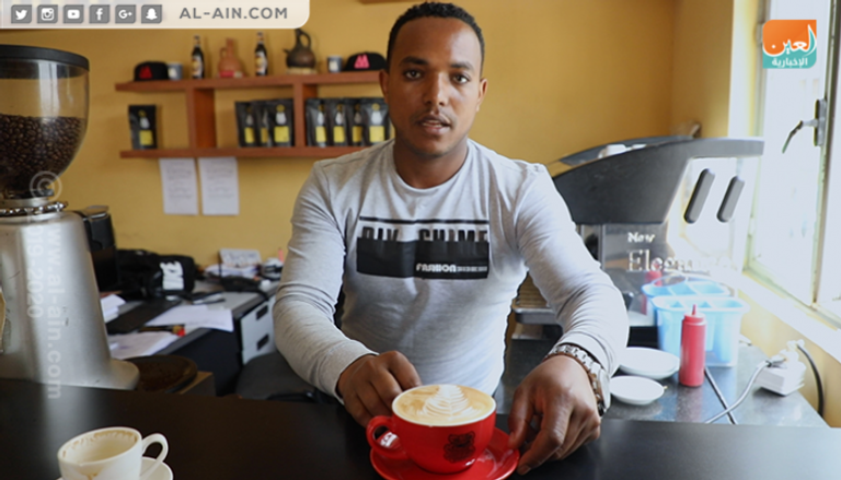 ماتياس أسفا.. شاب إثيوبي احترف الرسم على القهوة