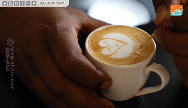 ماتياس أسفا.. شاب إثيوبي احترف الرسم على القهوة