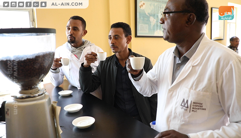 ماتياس أسفا.. شاب إثيوبي احترف الرسم على القهوة