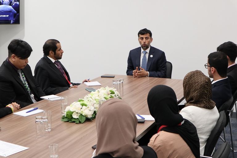 المزروعي مع الطلبة الإماراتيين في روسيا