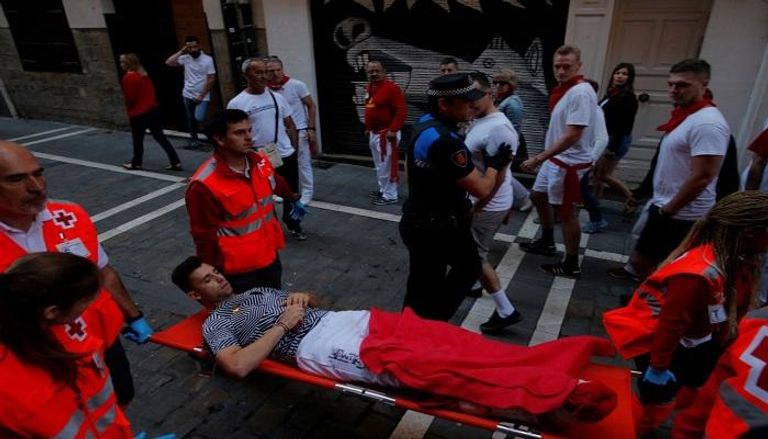 الإسعاف ينقل المصابين في مهرجان الثيران بإسبانيا