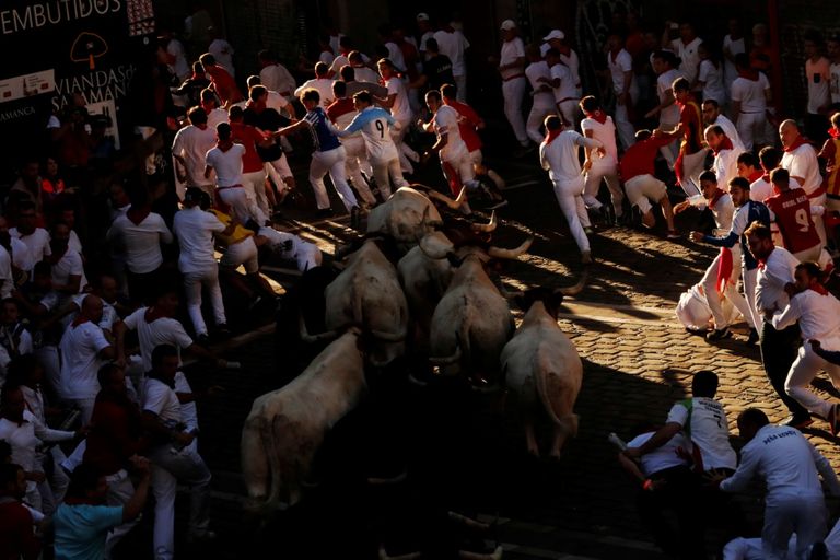 الإسعاف ينقل المصابين في مهرجان الثيران بإسبانيا