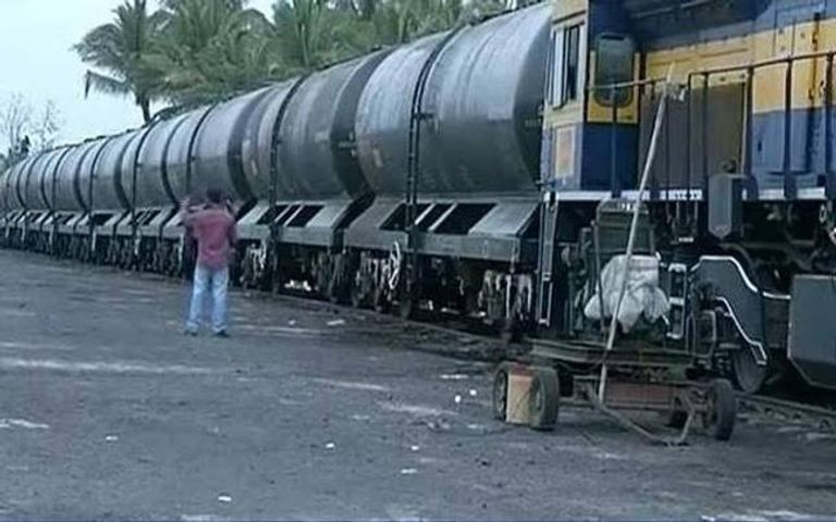 وصول أول قطار محمل بالمياه لإنقاذ تشيناي الهندية من الجفاف