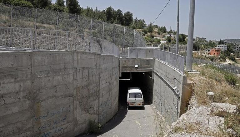 عائلة فلسطينية تعيش معزولة بسبب الجدار الفاصل في الضفة الغربية المحتلة