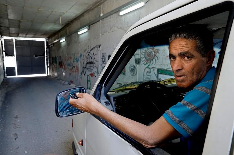 عائلة فلسطينية تعيش معزولة بسبب الجدار الفاصل في الضفة الغربية المحتلة