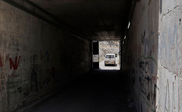 عائلة فلسطينية تعيش معزولة بسبب الجدار الفاصل في الضفة الغربية المحتلة