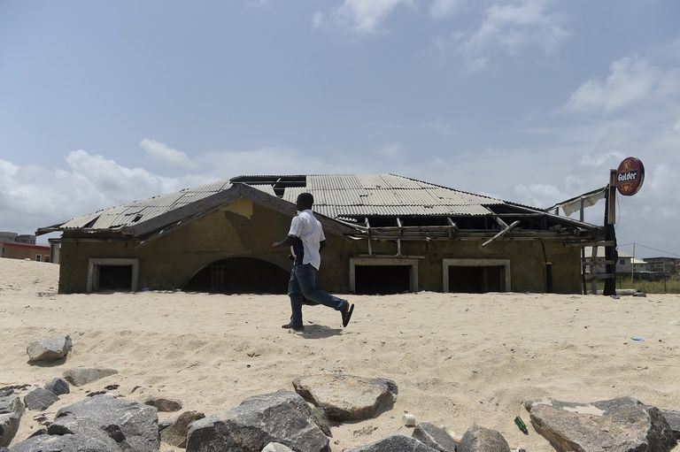 مدينة لاجوس في نيجيريا تحارب "غزو" المحيط الأطلسي