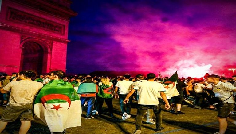 احتفالات الجماهير الجزائرية في فرنسا 