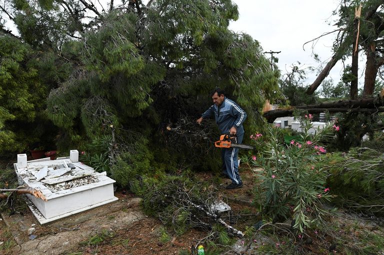 العاصفة سببت دماراً واسع النطاق (رويترز)