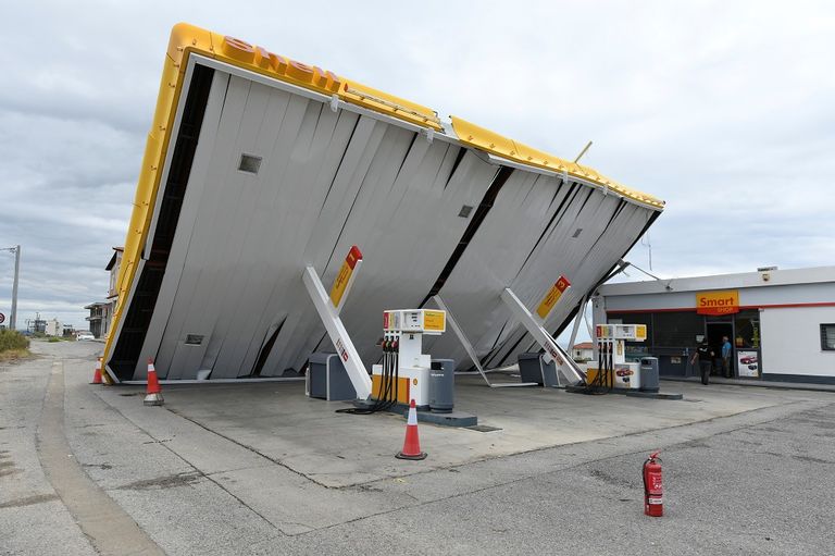 العاصفة سببت دماراً واسع النطاق (رويترز)