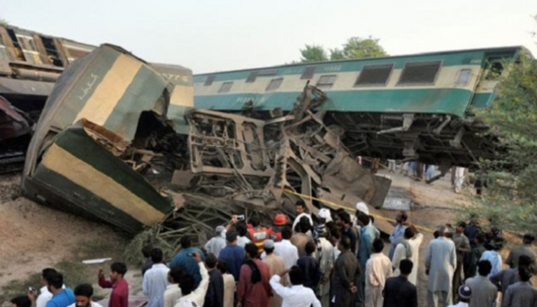 حادث تصادم قطار ركاب بعربة شحن في باكستان