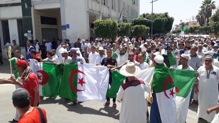 مظاهرات حاشدة بالجزائر للمطالبة بالتغيير