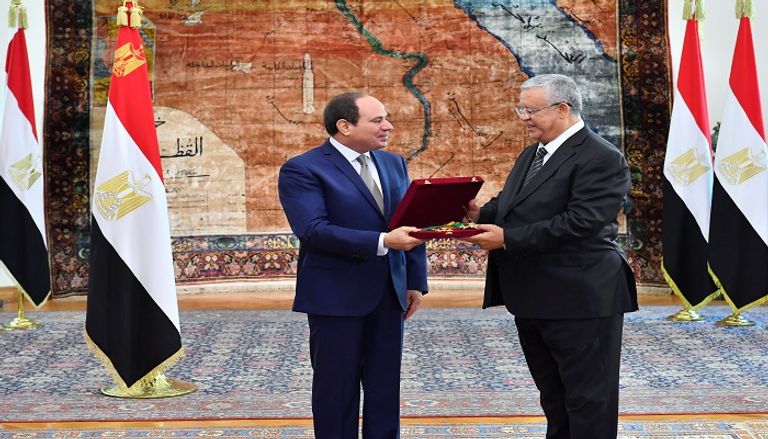 السيسي يمنح وسام الجمهورية للمستشار حنفي جبالي رئيس المحكمة الدستورية المصرية الجديد خلال أداء اليمين