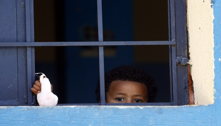 طفل من المهاجرين الأفارقة في طرابلس - الفرنسية