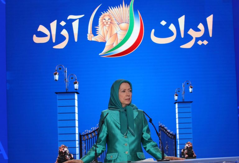 مريم رجوي خلال إلقاء كلمتها جانب من مؤتمر المعارضة الإيرانية في ألبانيا