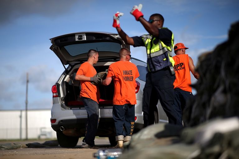 المسؤولون طالبوا السكان بتخزين الإمدادات والاستعداد للاحتماء بالمنازل