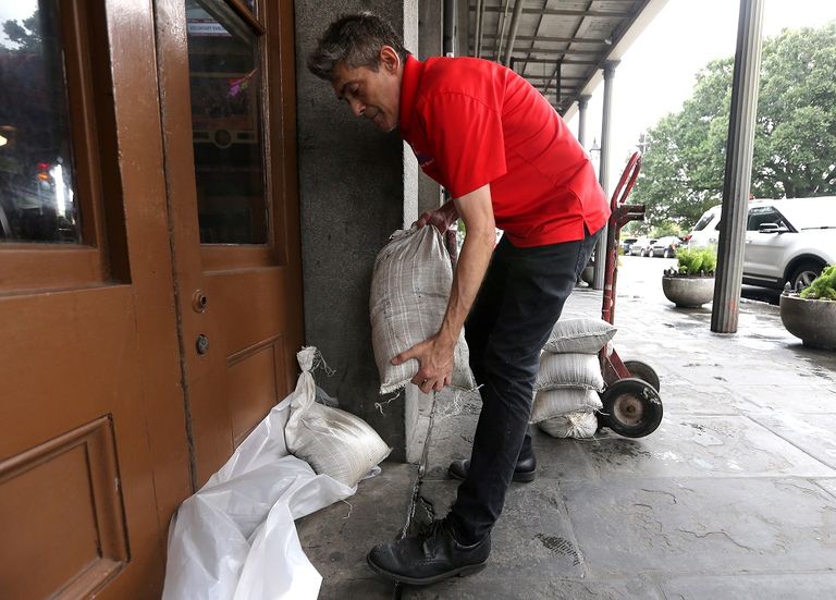 المسؤولون طالبوا السكان بتخزين الإمدادات والاستعداد للاحتماء بالمنازل