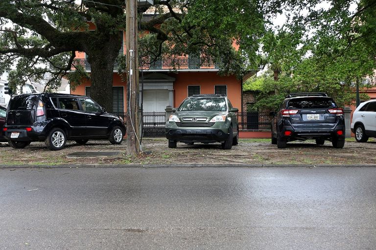 المسؤولون طالبوا السكان بتخزين الإمدادات والاستعداد للاحتماء بالمنازل