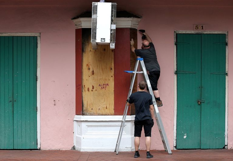 المسؤولون طالبوا السكان بتخزين الإمدادات والاستعداد للاحتماء بالمنازل