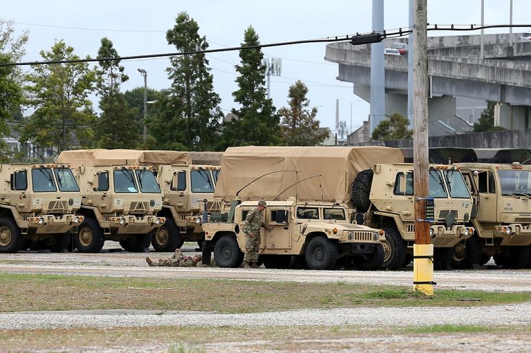 المسؤولون طالبوا السكان بتخزين الإمدادات والاستعداد للاحتماء بالمنازل