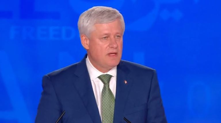 ستيفن هاربر خلال إلقاء كلمته  جانب من مؤتمر المعارضة الإيرانية في ألبانيا