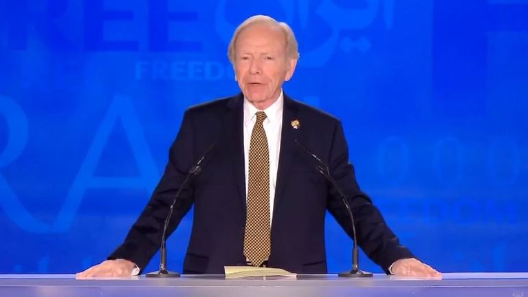 جوزف ليبرمان خلال إلقاء كلمته جانب من مؤتمر المعارضة الإيرانية في ألبانيا