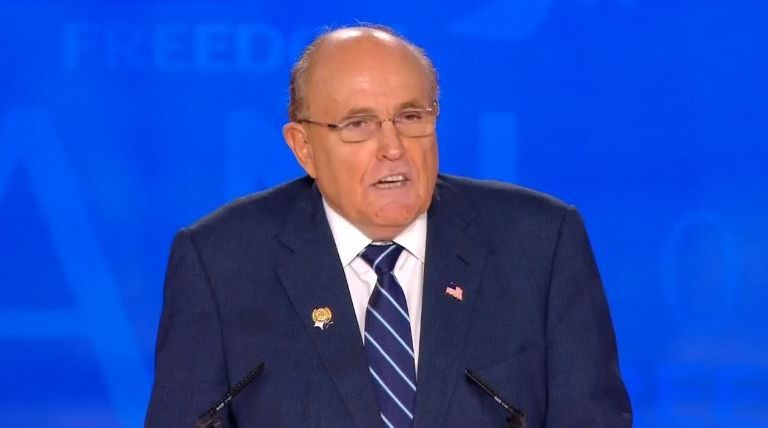 رودي جولياني خلال إلقاء كلمته  جانب من مؤتمر المعارضة الإيرانية في ألبانيا