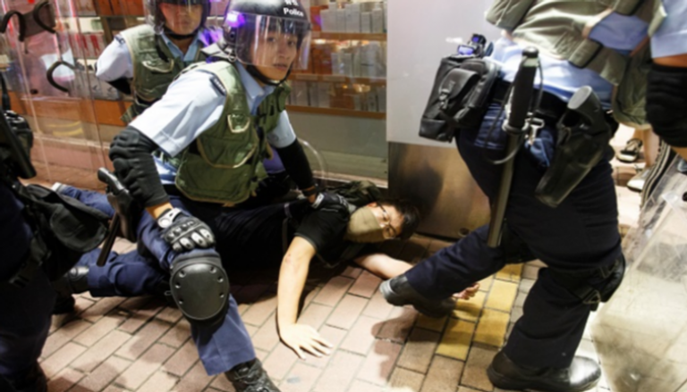 اعتقال أحد المحتجين في هونج كونج- أرشيفية