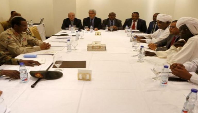 جلسة مفاوضات بين المجلس العسكري وقياديين في تحالف الحرية والتغيير