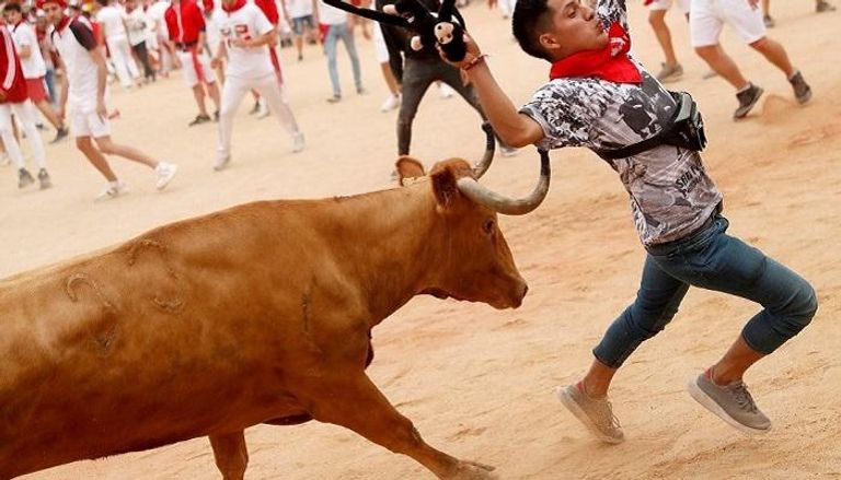  مهرجان سان فيرمين السنوي لركض الثيران في مدينة بامبلونا الإسبانية